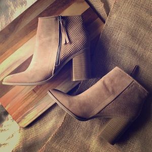 HP x2 ⭐️ *NWOT* Tan Booties